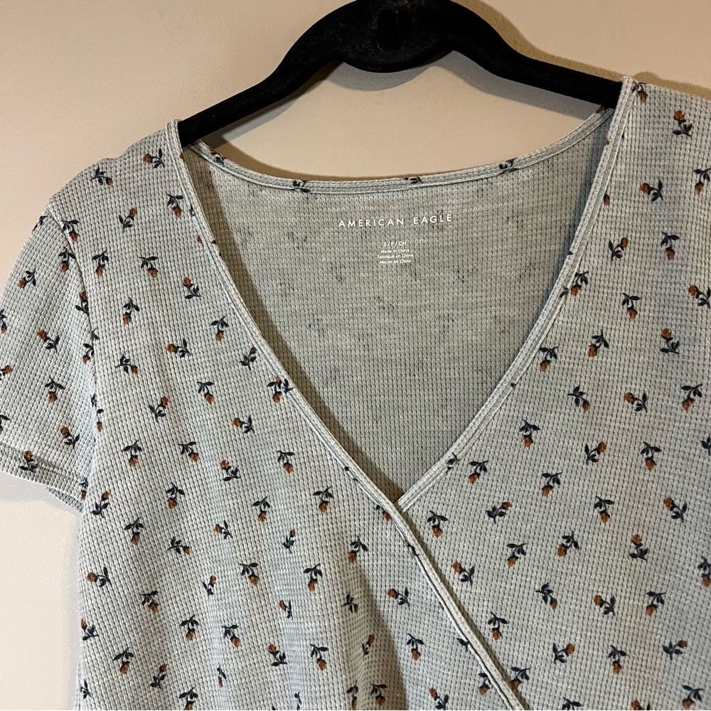 ✨ American Eagle Women’s Light Green Floral V Neck Top Small - Picture 2 of 8